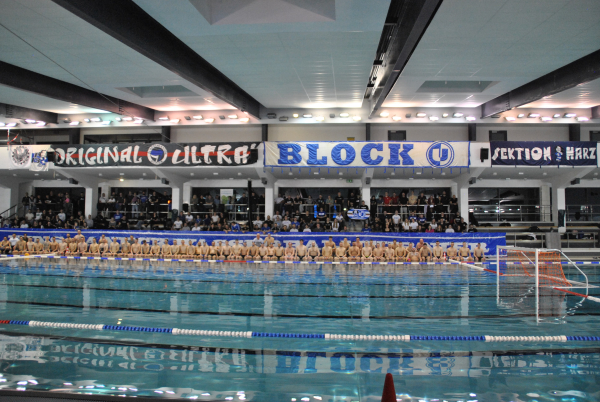 Spektakulärer Abend in der Dynamo-Schwimmhalle
